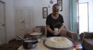 Pergatitja artizanale e trahanase, Gjirokaster. Foto Biant Cami.
