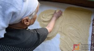 Pergatitja artizanale e trahanase, Gjirokaster. Foto Biant Cami.