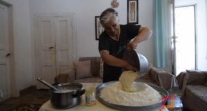 Pergatitja artizanale e trahanase, Gjirokaster. Foto Biant Cami.