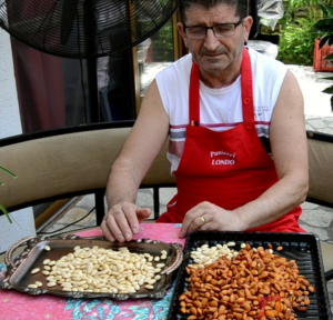 Pƫrgatitja e llokumeve me bajame, Polikron Londo, Pƫrmet. Foto Aleksandƫr Todhe.