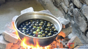 Përgatitja e glikosë së arrës. Foto Aleksandër Todhe.