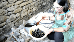Përgatitja e glikosë së arrës. Foto Aleksandër Todhe.