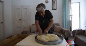 Pergatitja artizanale e trahanase, Gjirokaster. Foto Biant Cami.