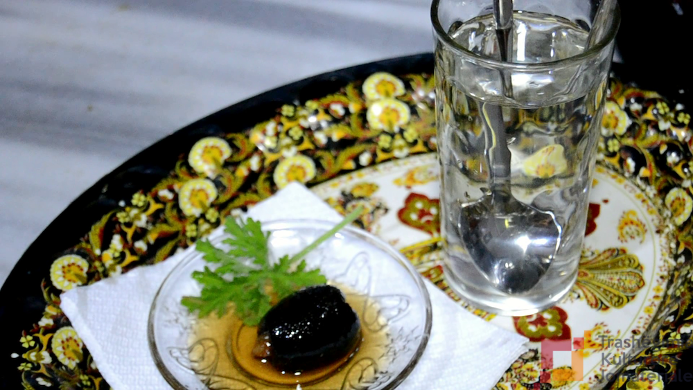 Përgatitja e glikosë së arrës. Foto Aleksandër Todhe.