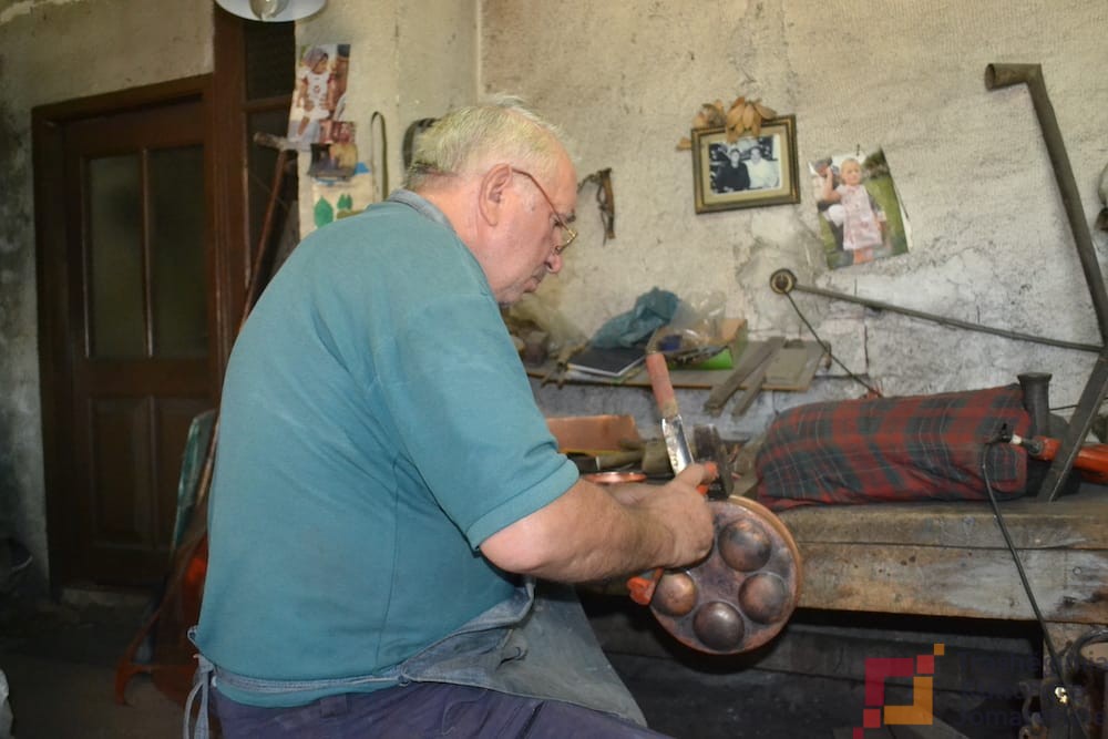 Në punishten e artizanit Stefo Lazo në Vrisera. Foto Ilirian Lluri.