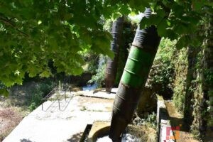 Larja e rrobave dhe bluarja e drithit në Mullirin me ujë Benç, Tepelene. Foto Genc Bejleri