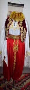 Qendisja e kostumit popullor të Gjirokastrës. Foto Xhoan Guga.
