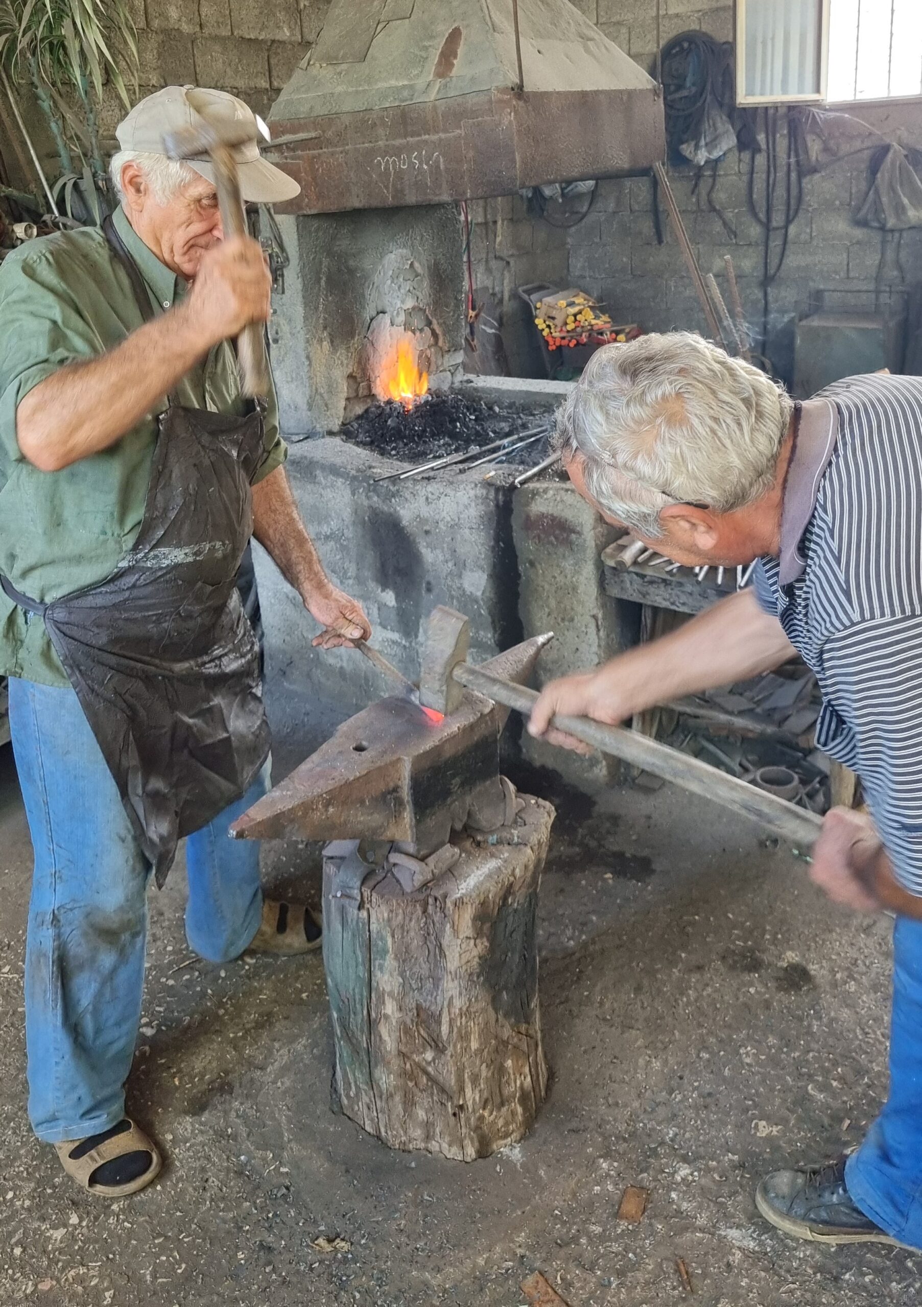 Në punishten e kovaçit Jani Theofan Mici, Vrisera, Dropull. Foto Genc Bejleri.
