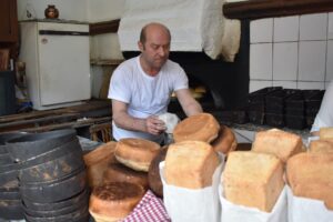 Në furrën me drru të Viktor Sadikllarit, Korcë. Foto Ilir Sterova