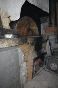 Në furrën me drru të Viktor Sadikllarit, Korcë. Foto Ilir Sterova