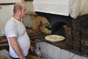 Në furrën me drru të Viktor Sadikllarit, Korcë. Foto Ilir Sterova