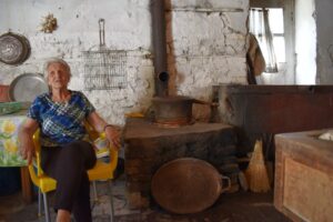 Prodhimi artizanal i rakisë së manit nga zonja Liljana Dodona, Mborje Korce. Foto Ilir Terova