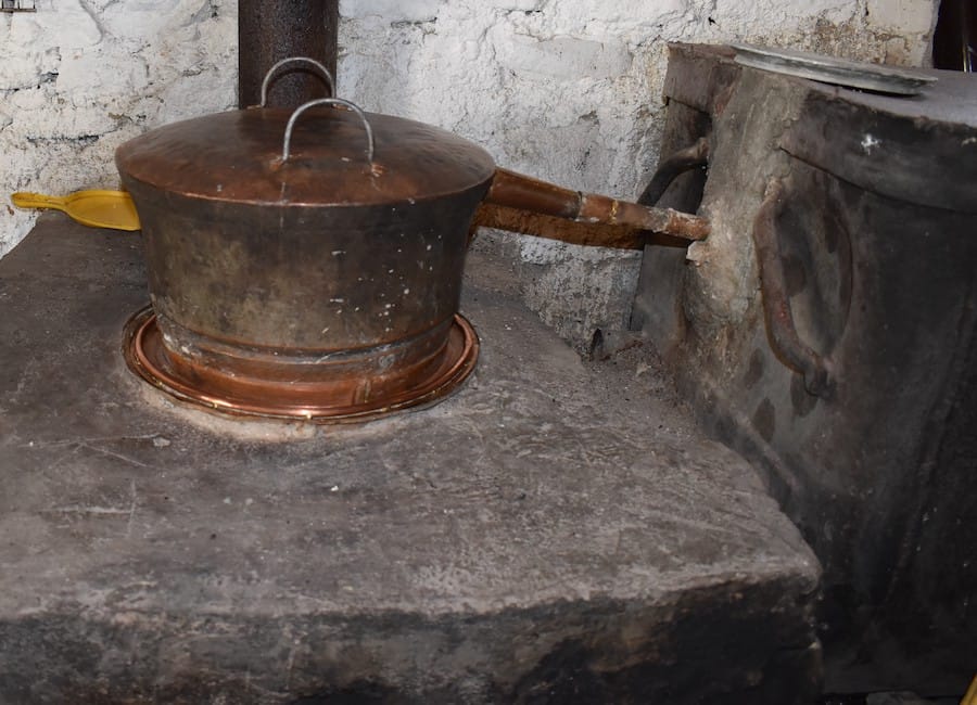 Prodhimi artizanal i rakisë së manit, Mborje Korce. Foto Ilir Terova